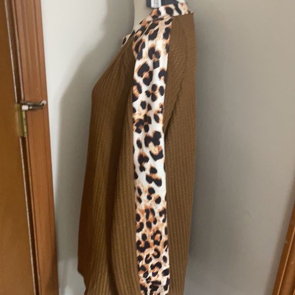 Anna Kaci Leopard Panel Waffle Knit V Neck Sweater - Picture 6 of 8